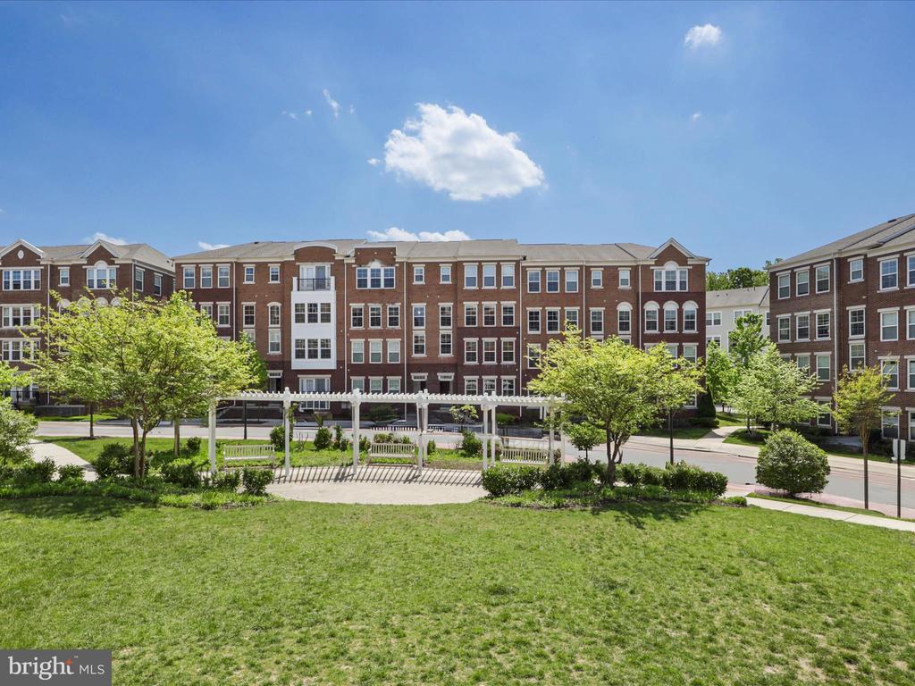 Primary Photo - 3037 Rittenhouse Cir
