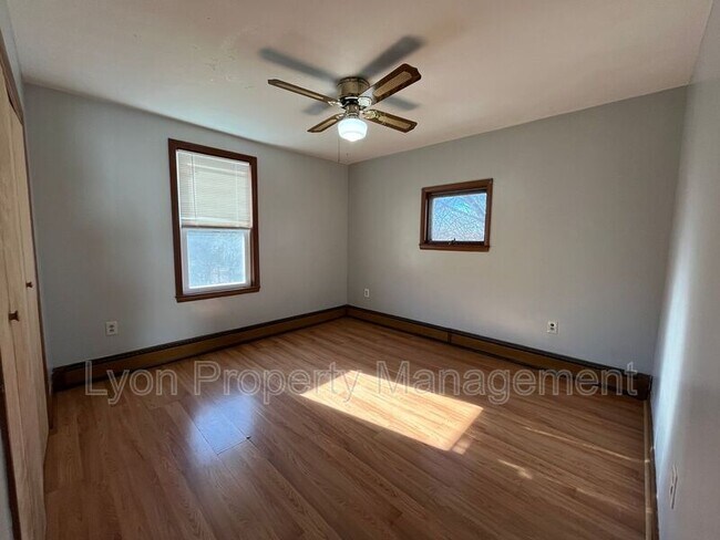 Foto del edificio - 64 Forest Ave