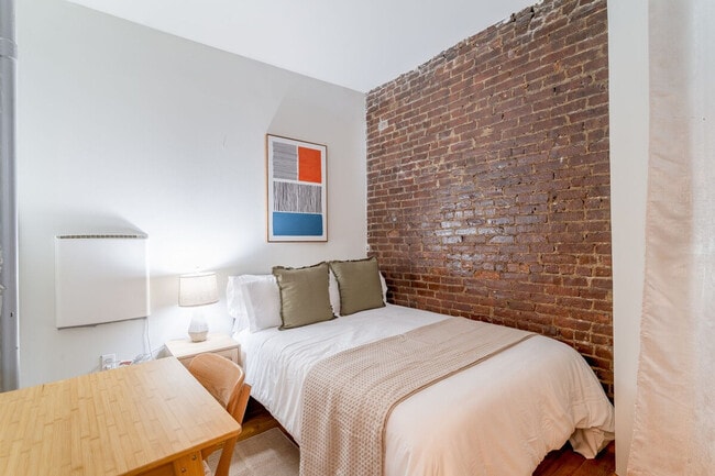 Building Photo - 338 W 39th St
