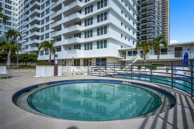 Foto del edificio - 4747 Collins Ave