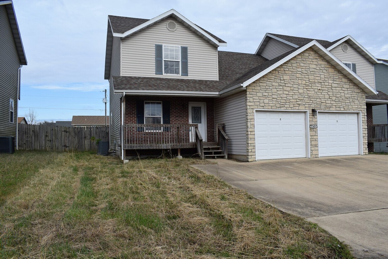 Primary Photo - Spacious 3 bedroom, 2.5 bathroom duplex!