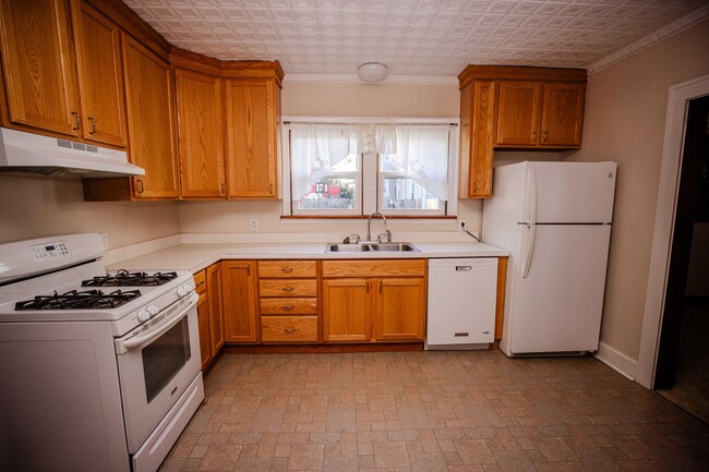 Building Photo - 1452 Rollins Rd