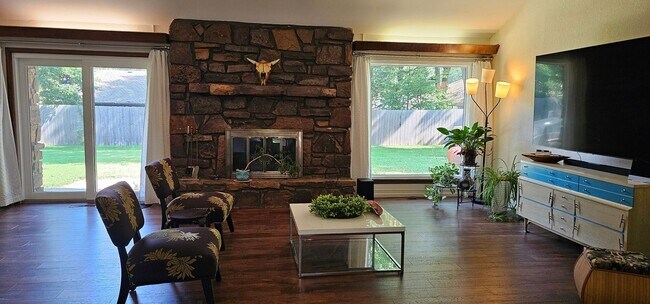 Foto del edificio - Contemporary Ranch in a beautiful, quiet s...