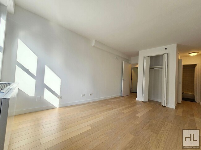 Foto del edificio - High-Floor One-Bedroom with 1.5 Baths and In-Unit Laundry Near the UN