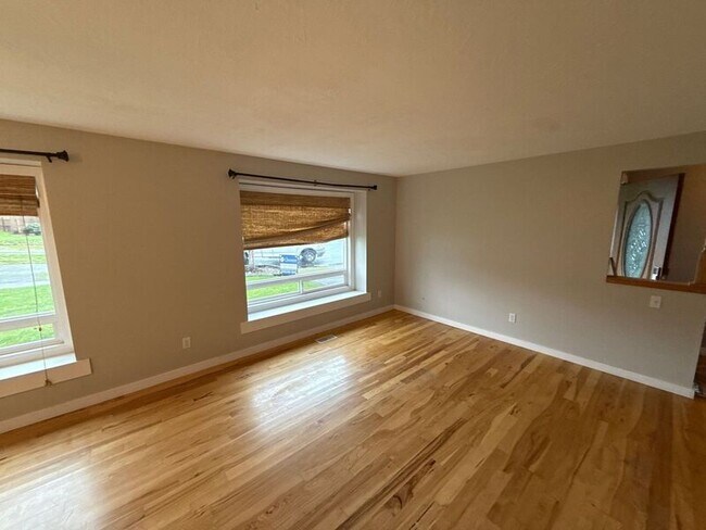 Foto del edificio - 3677 Carmelle Ct NE