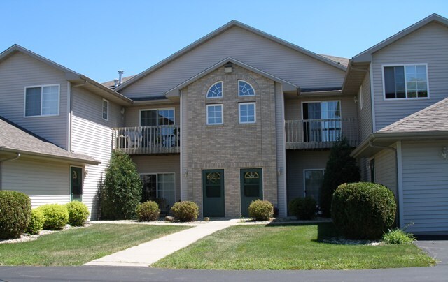 Primary Photo - 310 E Tyranena Park Rd