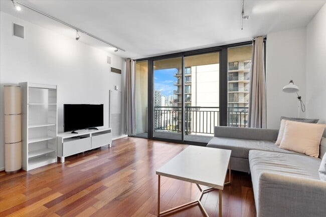 Foto del edificio - 630 N State St