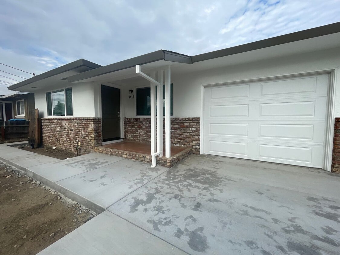 Foto principal - Fully Remodeled 2 Bedroom, 1 Bath