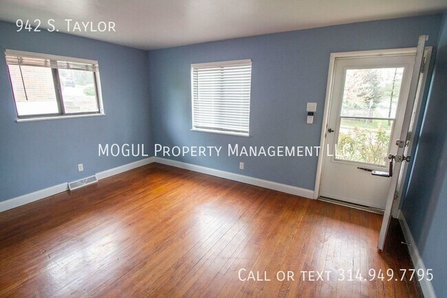 Building Photo - Great location!  Great schools!  Kirkwood ...