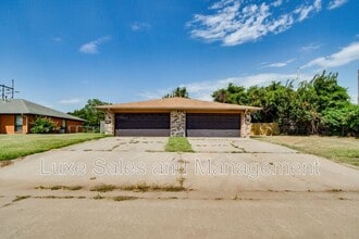 Building Photo - 819 N Eagle Ln