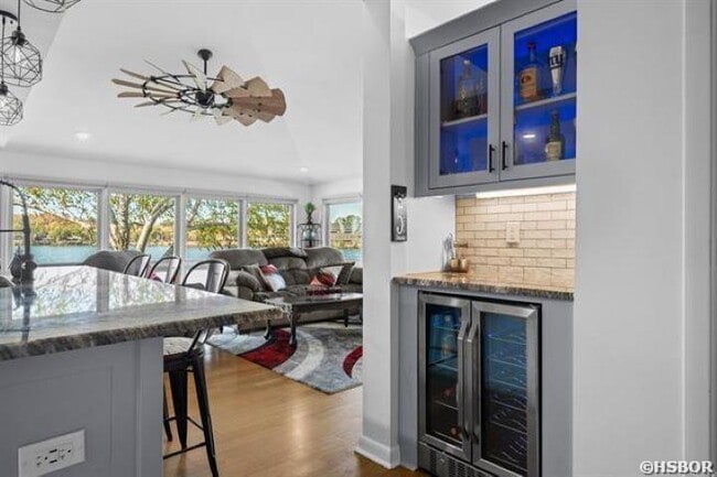 Building Photo - 100 Bayou Point