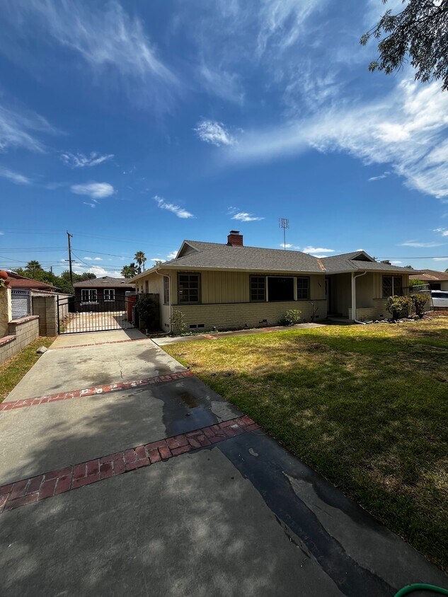 front - 5356 Kendall St