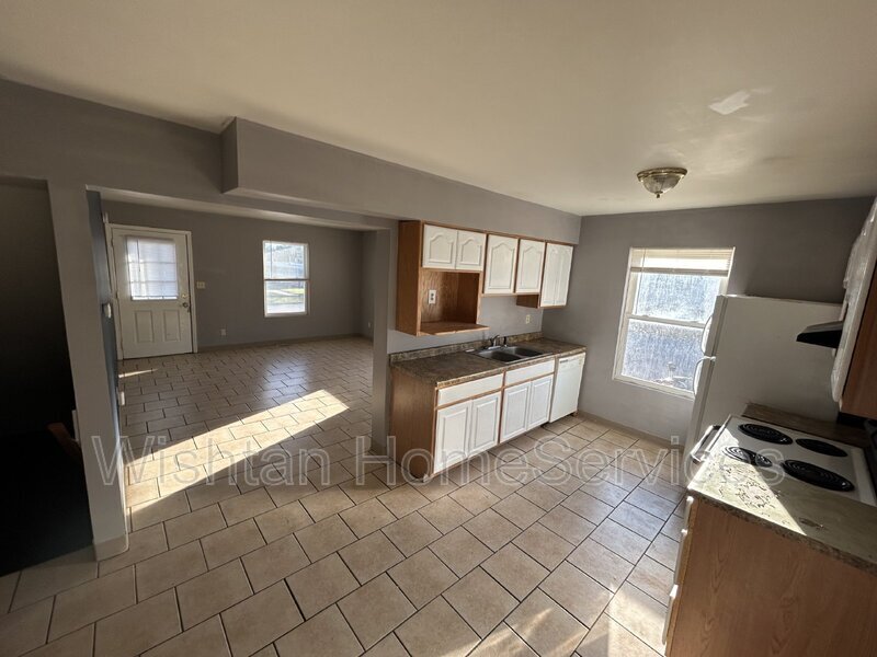 602 N Charles St Unit APT A, IL 61455 Condo for Rent in