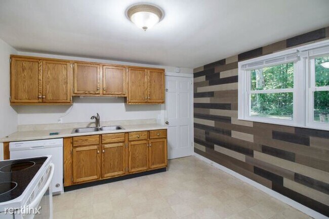 Building Photo - 2 br, 1 bath Duplex - 4212 Branch Ave