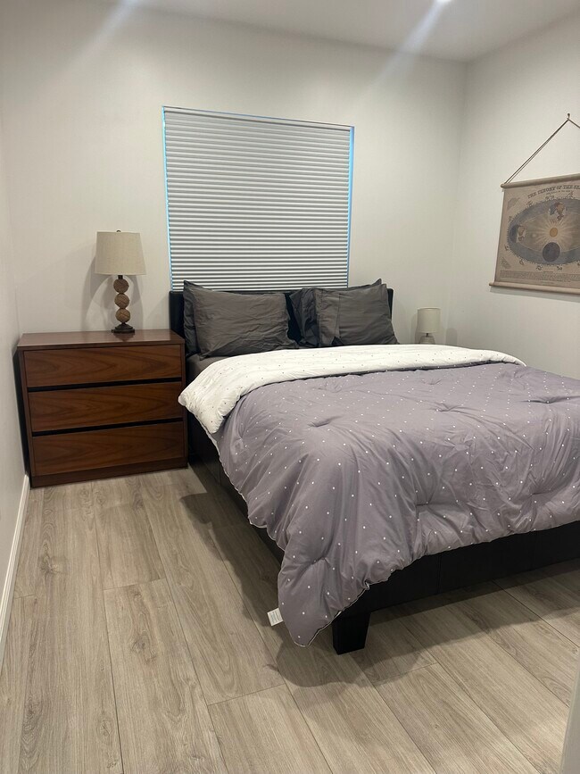 Foto del edificio - 2449 Florencita Dr W