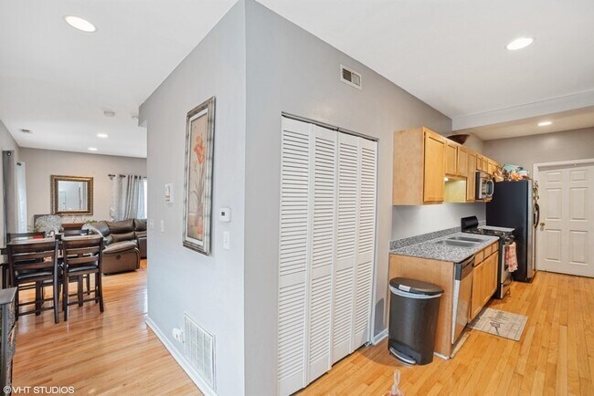 Building Photo - 2111 E 67th St