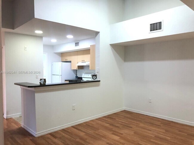 Foto del edificio - 2544 Centergate Dr