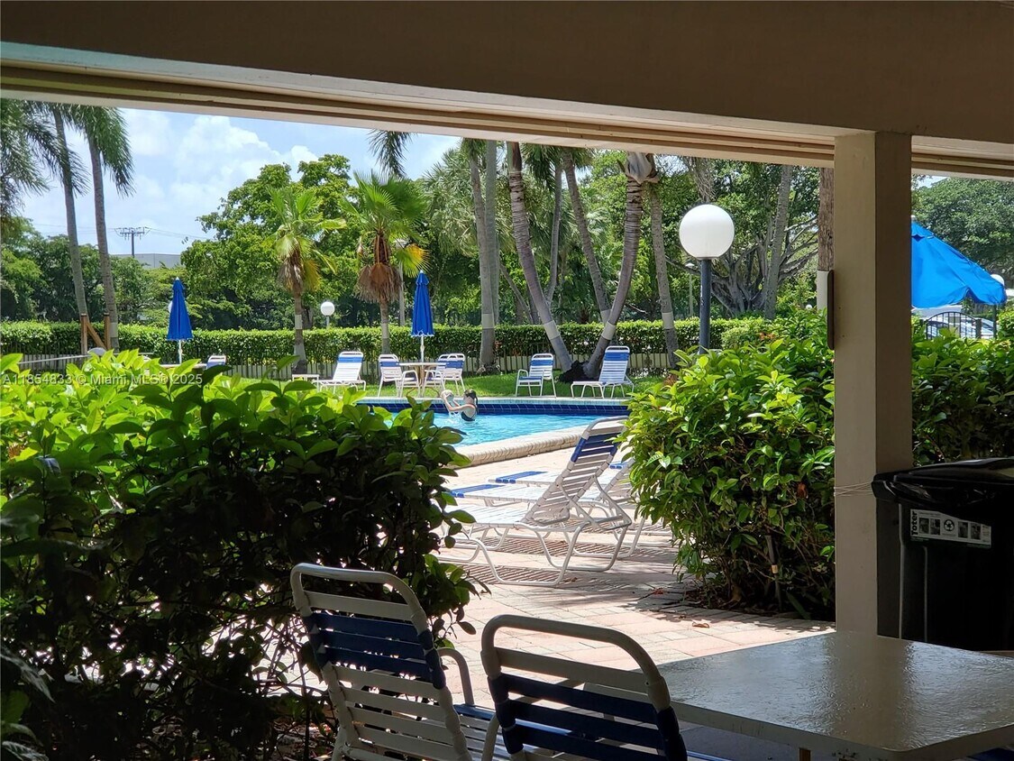 Primary Photo - 2901 S Palm Aire Dr