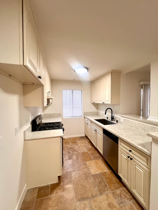 Building Photo - Modern 2-Bedroom Apartment in Gated Van Nuys Community – Fully Remodeled!