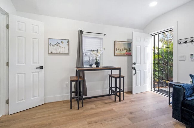 Foto del edificio - 328 NE 57th St