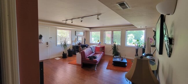Living Area - 308 Quinnhill Rd