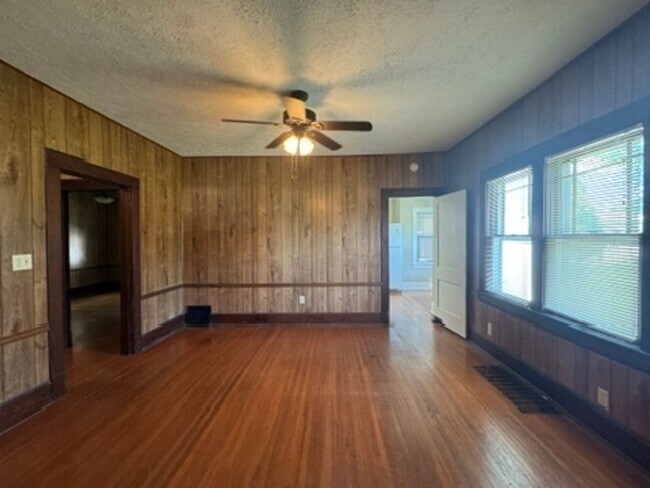 Building Photo - Charming 2 Bedroom Home Available - Unfini...