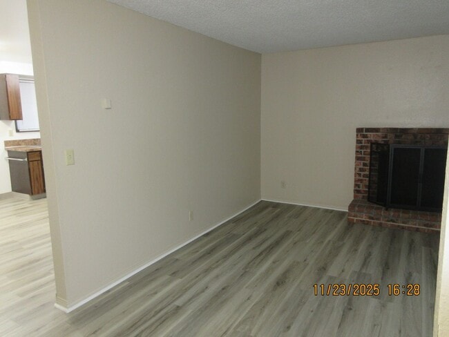 Foto del edificio - Updated and refurbished