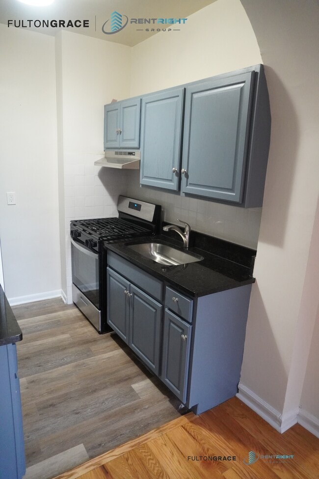 Building Photo - 426 W Briar Pl