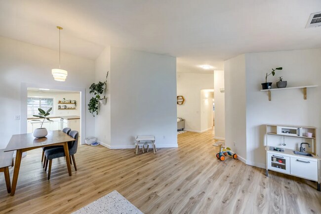 Foto del edificio - Home Near Mountain View School off of Shas...