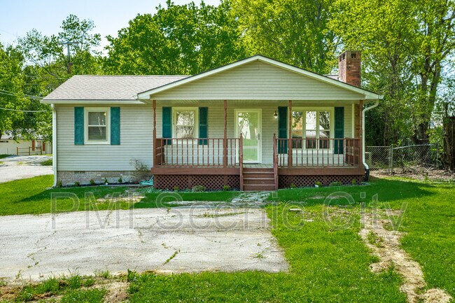Foto del edificio - 1334 Greens Lake Rd
