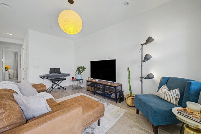 Foto del edificio - Live the Hawes Crossing Lifestyle – Pool, Pickleball & More! Internet included in the rent!