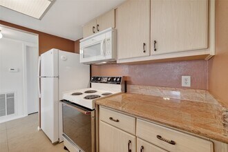 Building Photo - 8462 Leawood Blvd