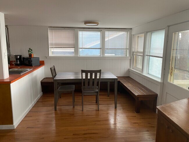 Building Photo - 1431 Lake Dr