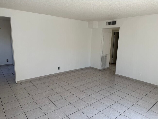 Building Photo - 370 N 15th St