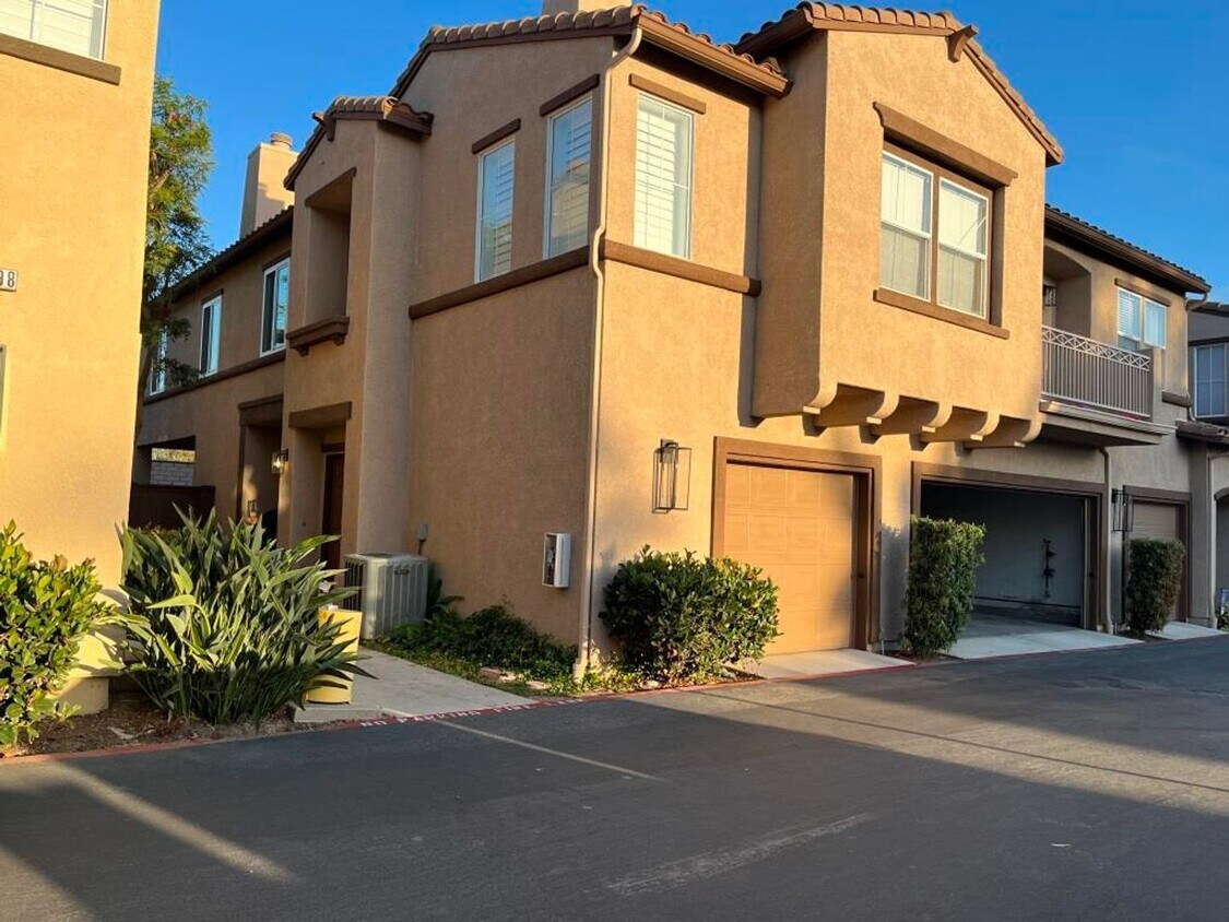 Foto principal - 4Bed/2.5Bath Home in the Brisbane complex~...
