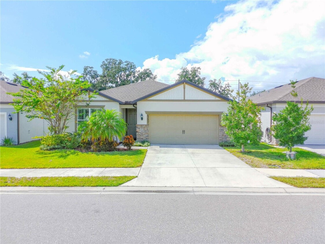 Foto principal - 6293 Bradford Woods Dr