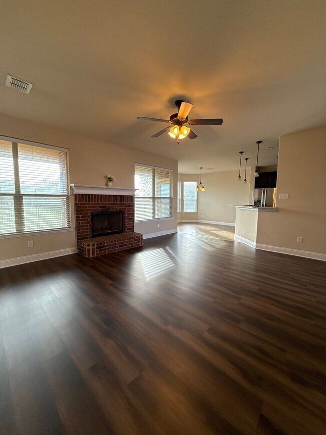 Foto del edificio - 5 Bedroom, 4 bath  Home with Game room in WALKING DISTANCE TO THE MARINA
