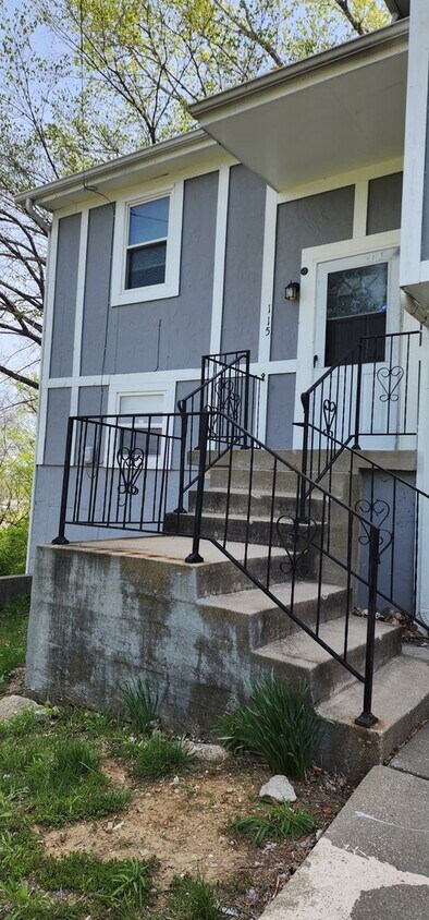 Foto principal - 3Bed/2Bath Duplex Near KU MED Available Soon!