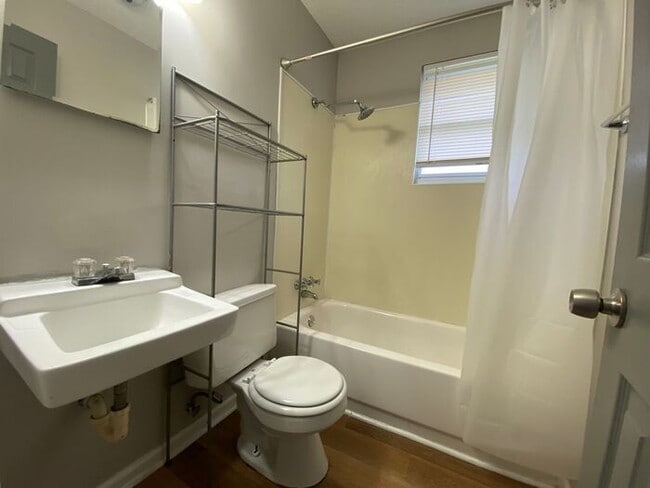 Building Photo - Cute Renovated 2 Bedroom Duplex in East Nashville!