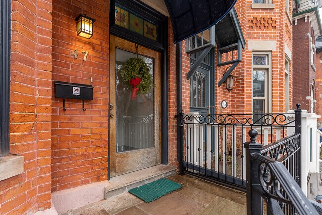 Photo du bâtiment - 47 Howland Ave