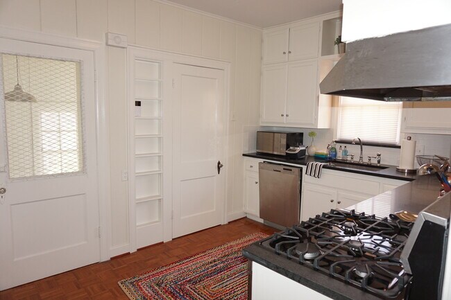 Foto del edificio - 3211 Rosedale Ave