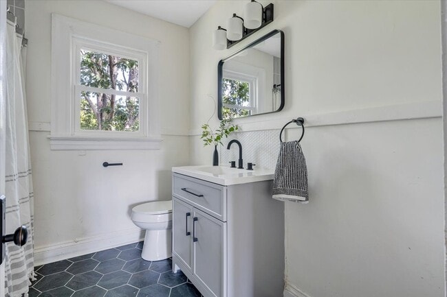 Photo - 109 Crestview Dr House