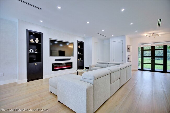 Foto del edificio - 8101 Hampshire Dr