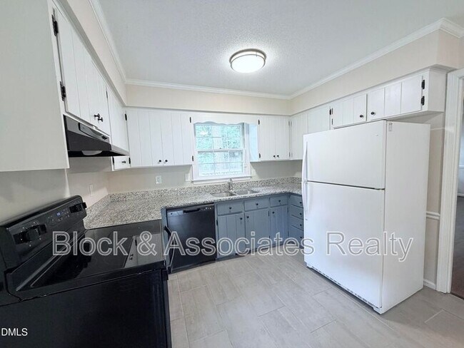 Building Photo - 200 Coachman Dr
