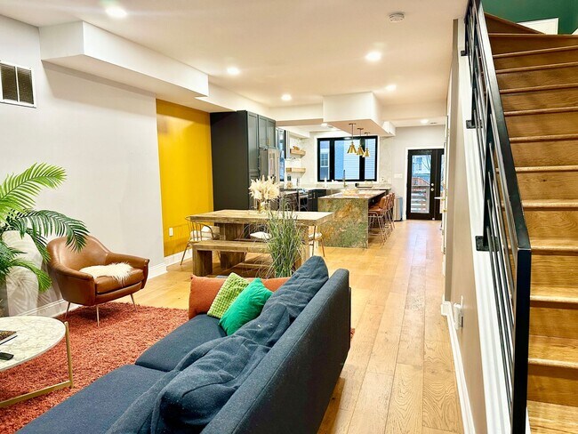 Foto del edificio - 4 Bed 3.5 Bath  - Pets Welcome!!! - Parkin...