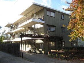 Building Photo - 2132 Roosevelt Ave