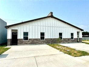 Building Photo - 1604 W B St