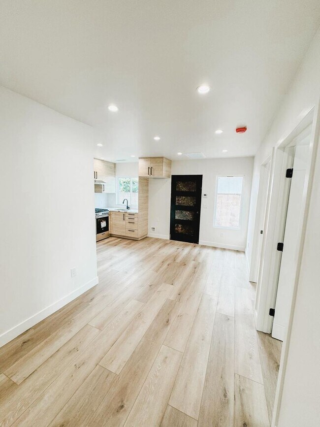 Foto del edificio - 9637 Corbin Ave
