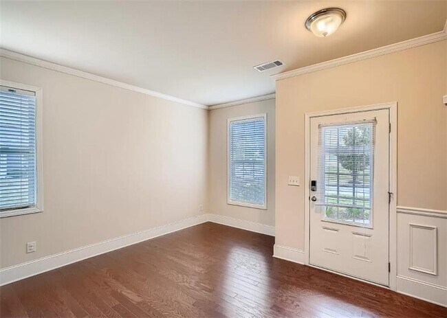 Building Photo - 710 Collingsworth Ln NE