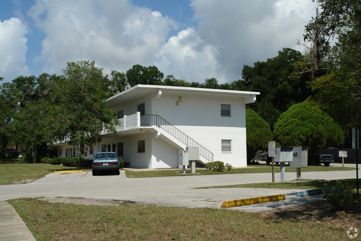 Building Photo - Colonial Oaks